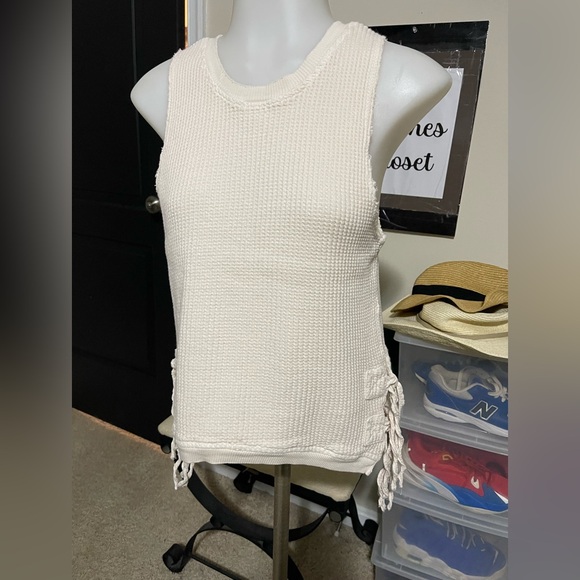 Elegant Sleeveless Knit Tank Top - Picture 1 of 6
